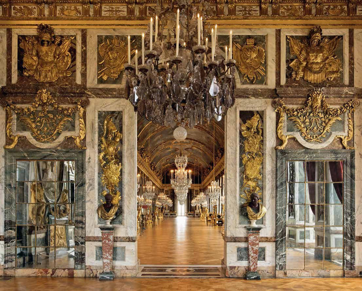 Hall o. Версаль зеркальная галерея Версальского дворца. Версальский дворец зал войны. Версальский дворец Версаль внутри. Зеркальный зал Версальского дворца.