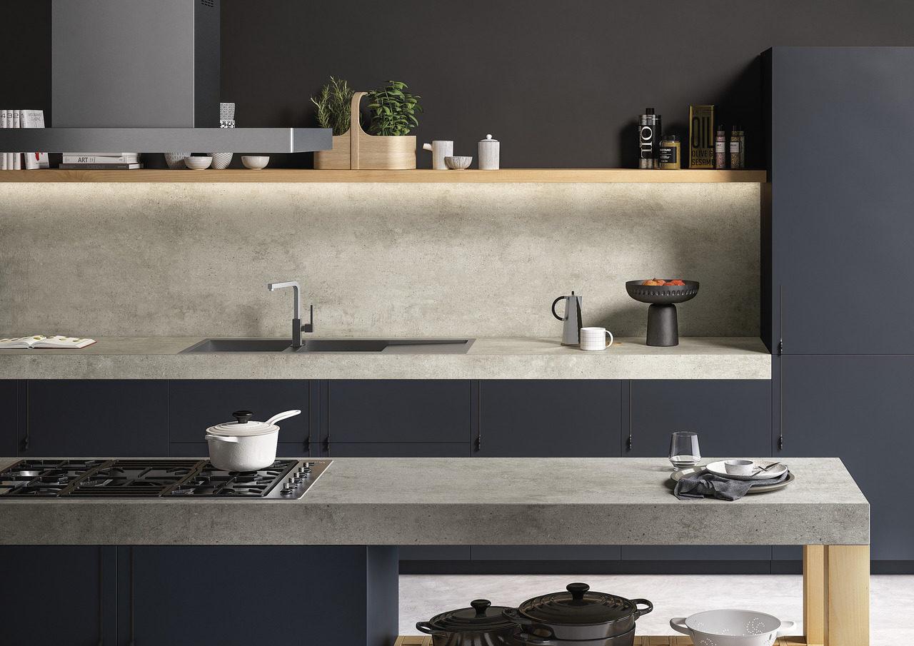 Кухня, оформленная керамогранитом Light Grey Earth, SapienStone.